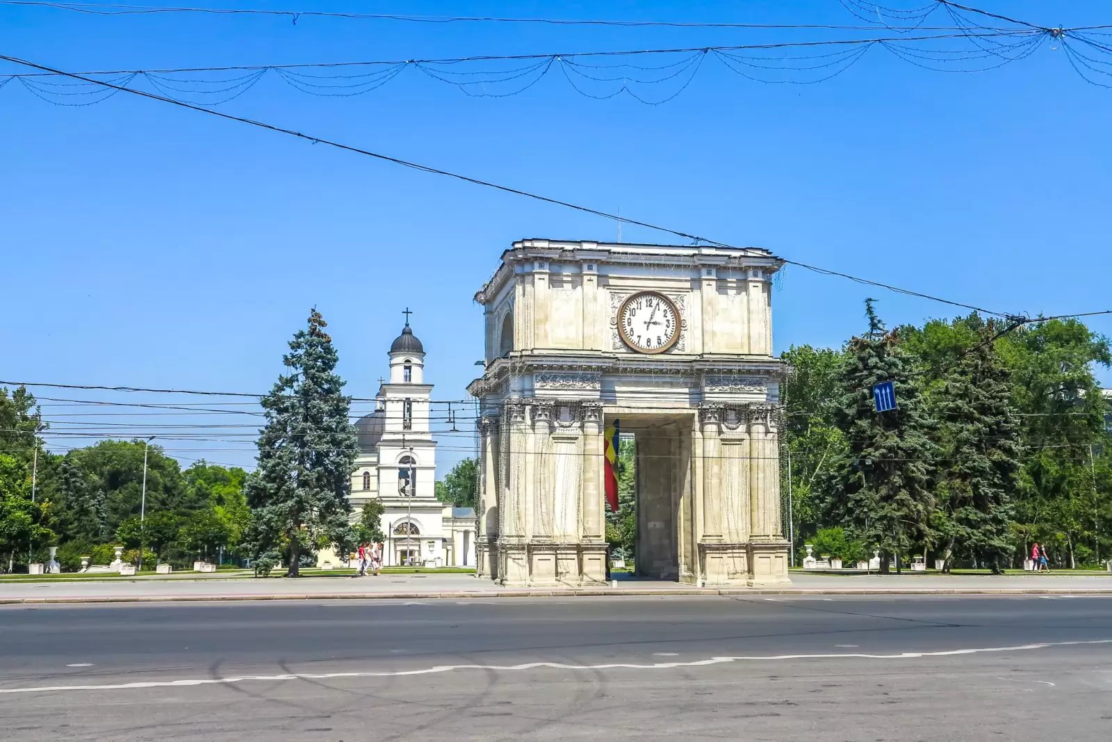 chisinau great national assembly square the triumphal arch