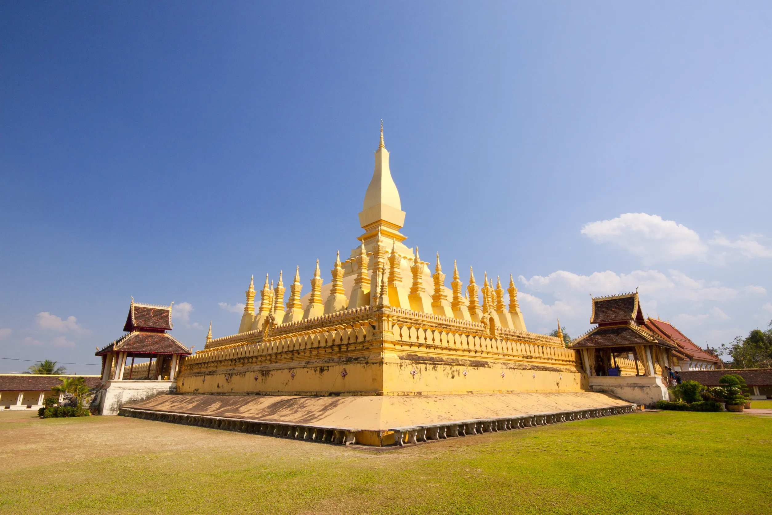 golden pagada in wat pha that luang vientiane laos