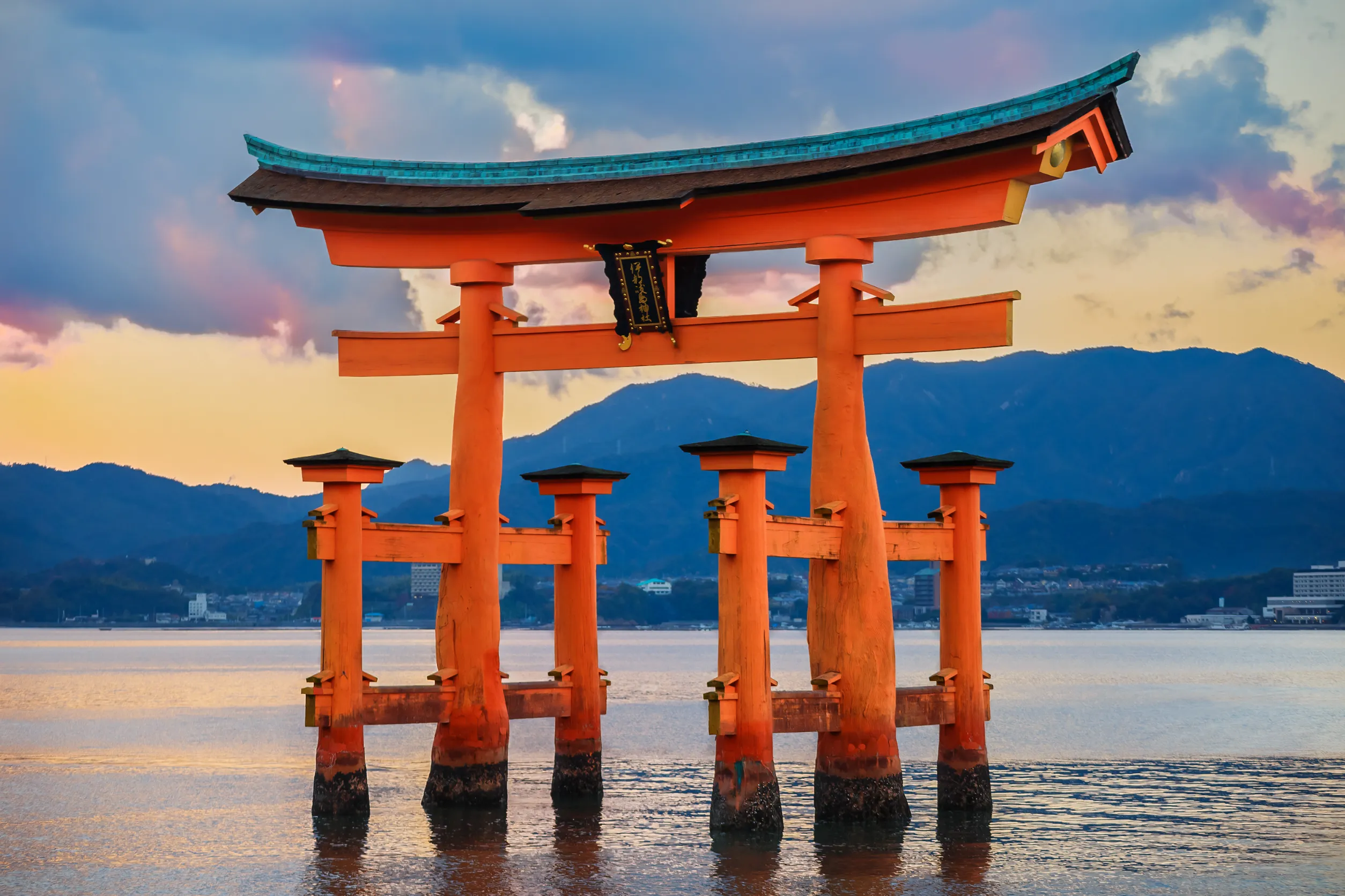 great floating gate o torii on miyajima island