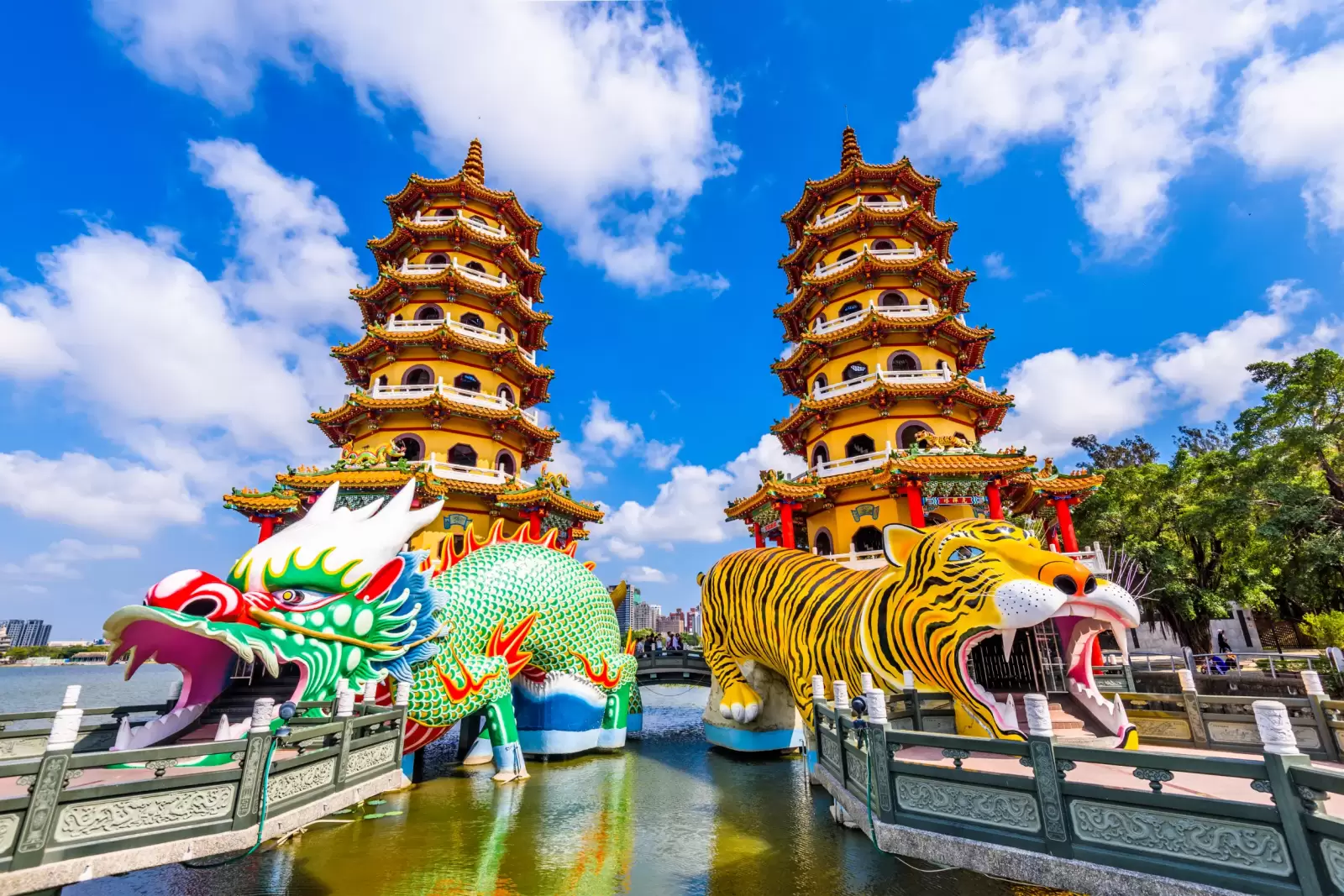 kaohsiung taiwan lotus pond s dragon and tiger pagoda