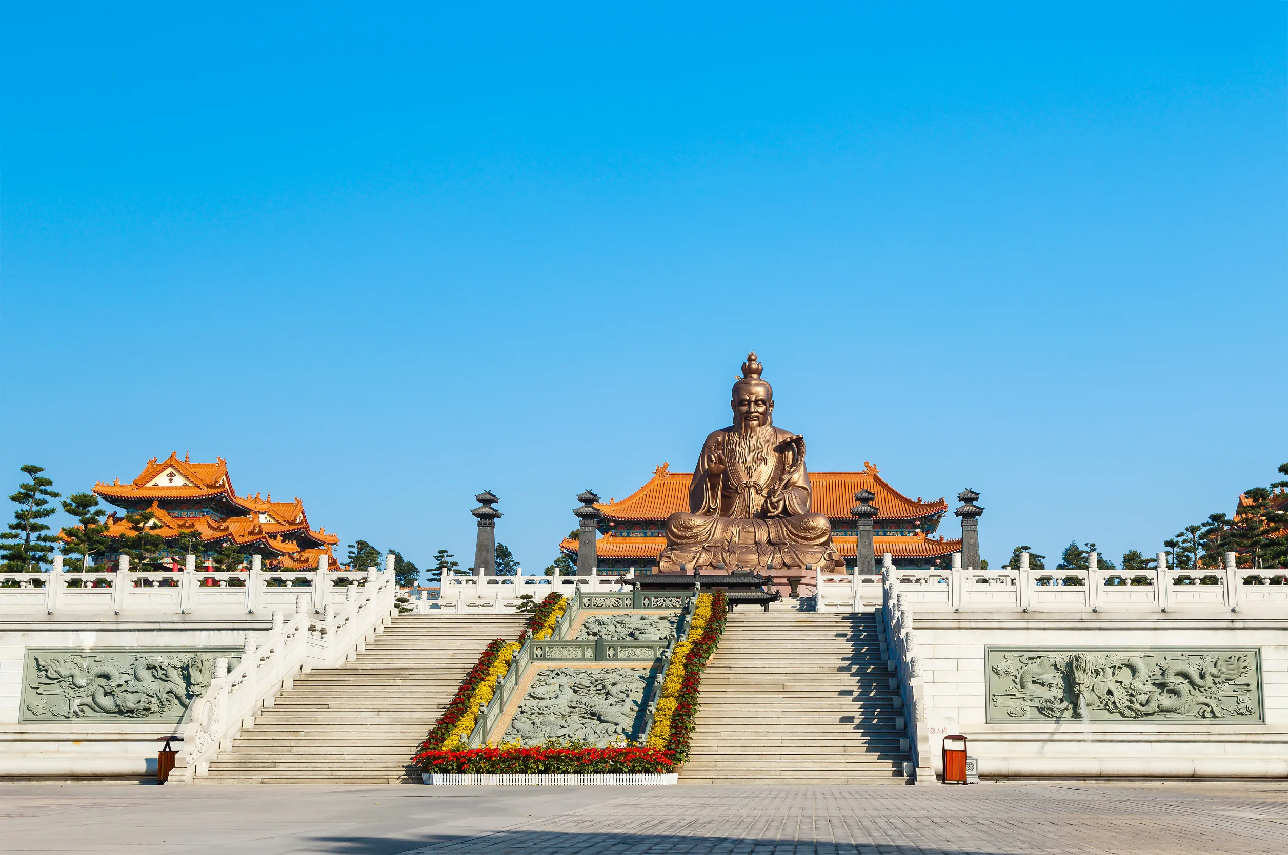 laozi statue in yuanxuan taoist temple guangzhou guangdong china