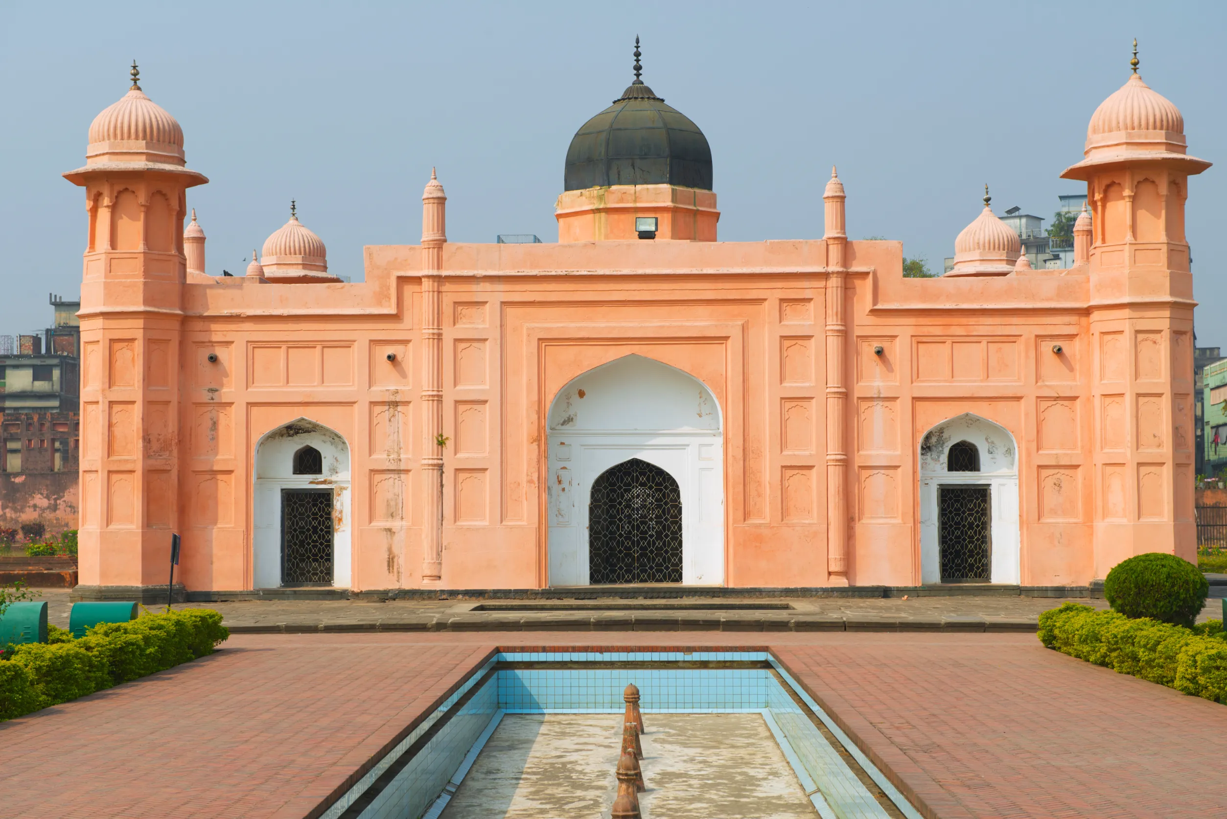 mausoleum of bibipari in lalbagh fort dhaka bangladesh
