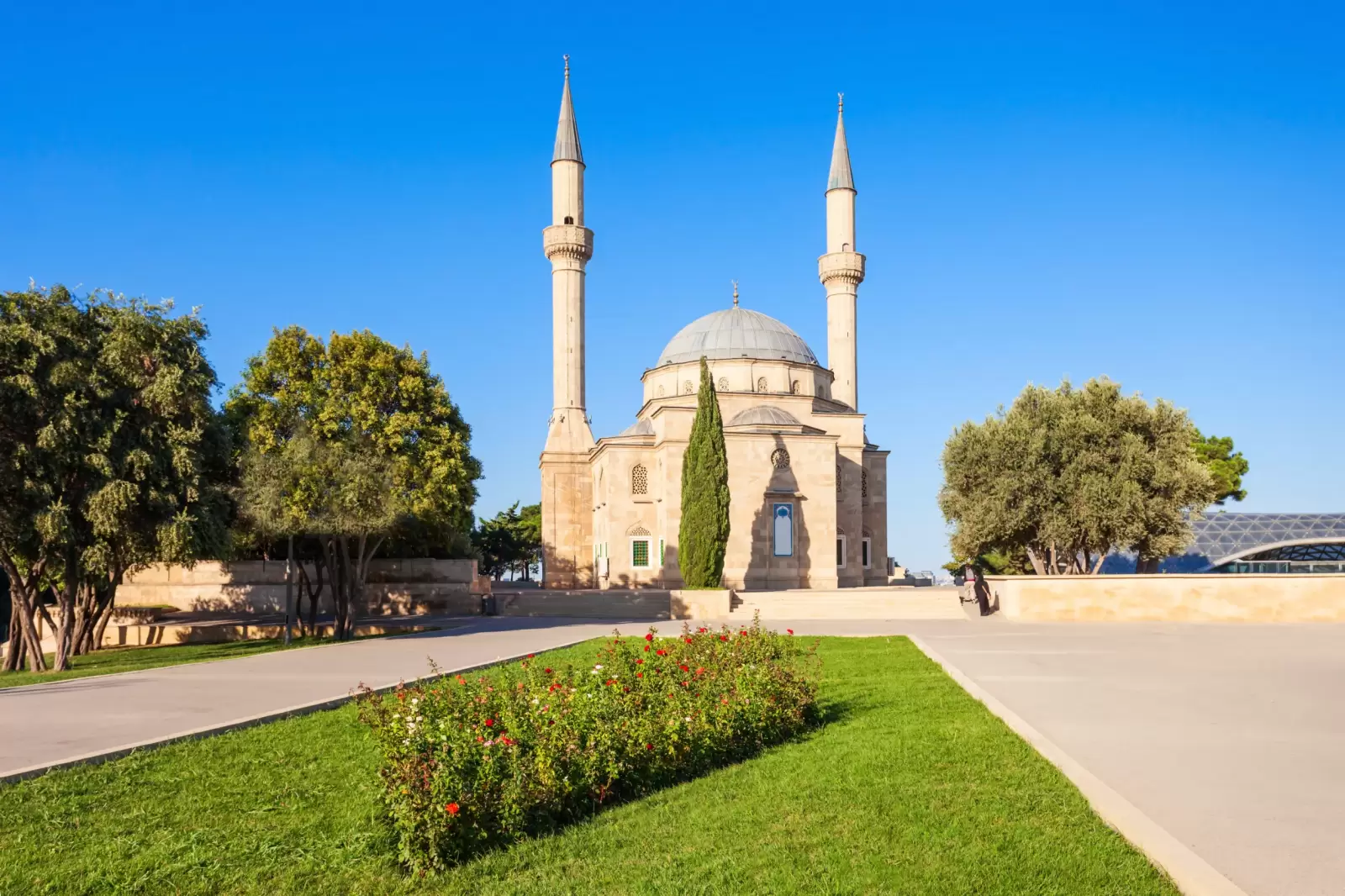 mosque in baku azerbaijan near the martyrs