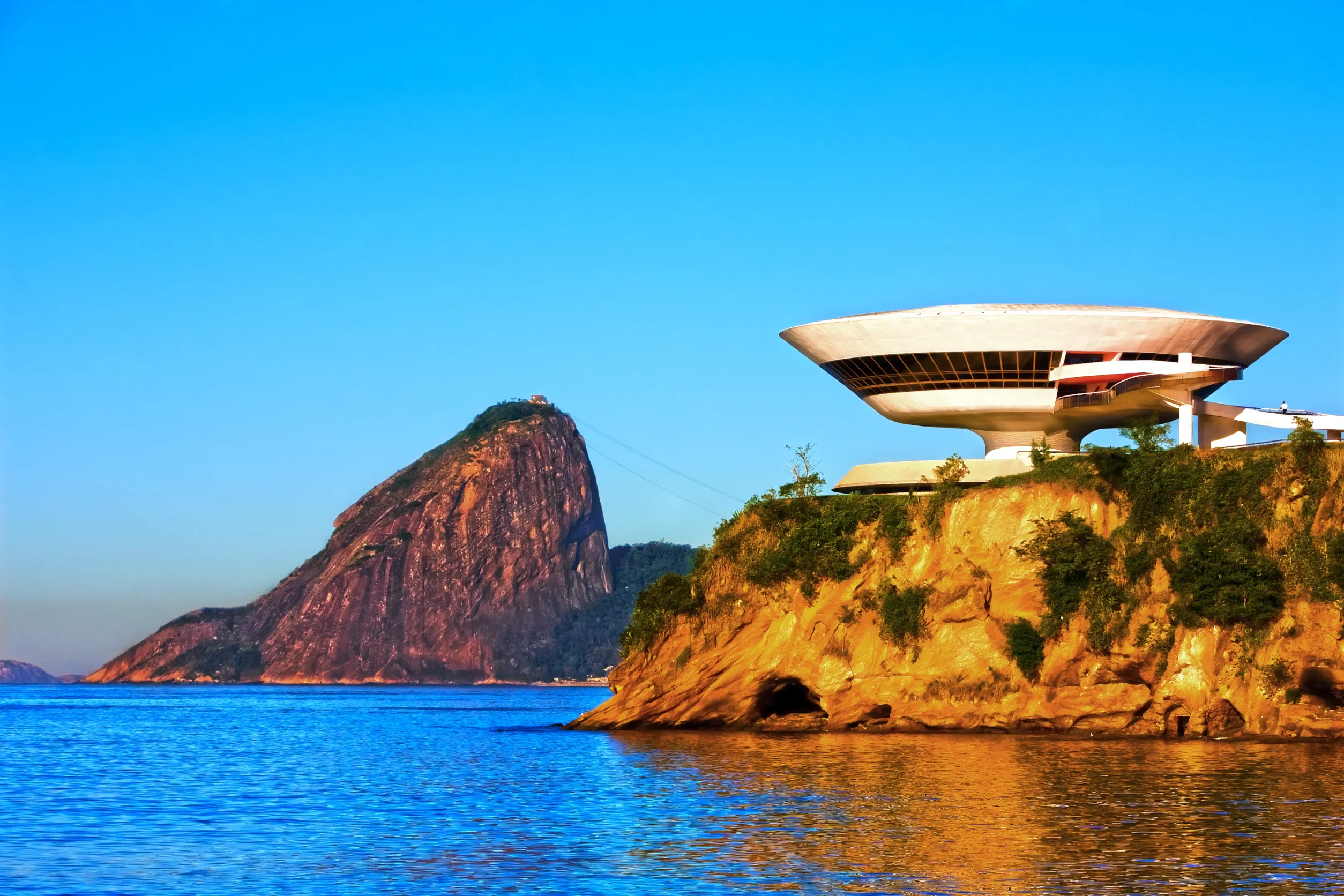 oscar niemeyer museum of contemporary art in niteroi near de janeiro in brazil