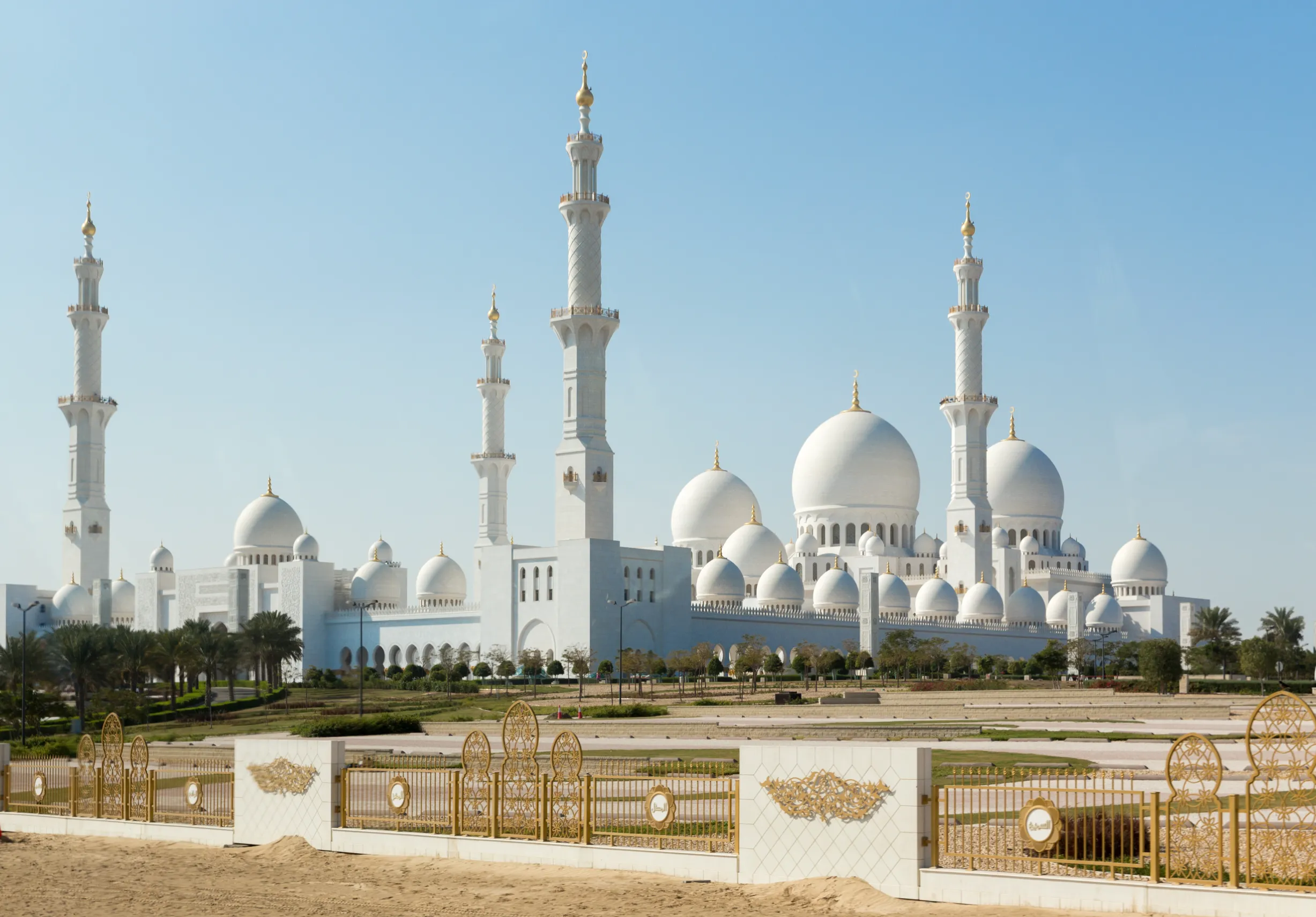 sheikh zayed grand mosque in abu dhabi