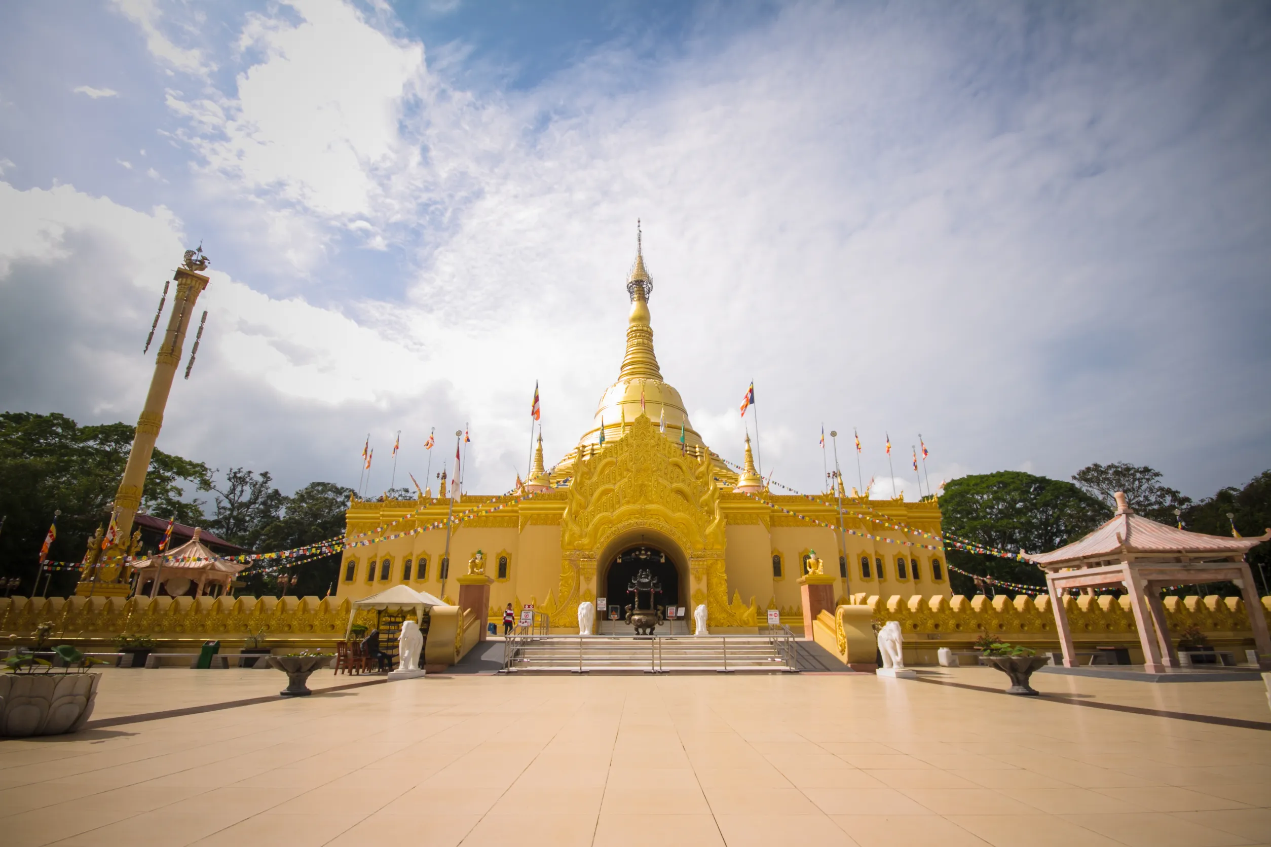 shwedagon pagoda simulation in indonesia