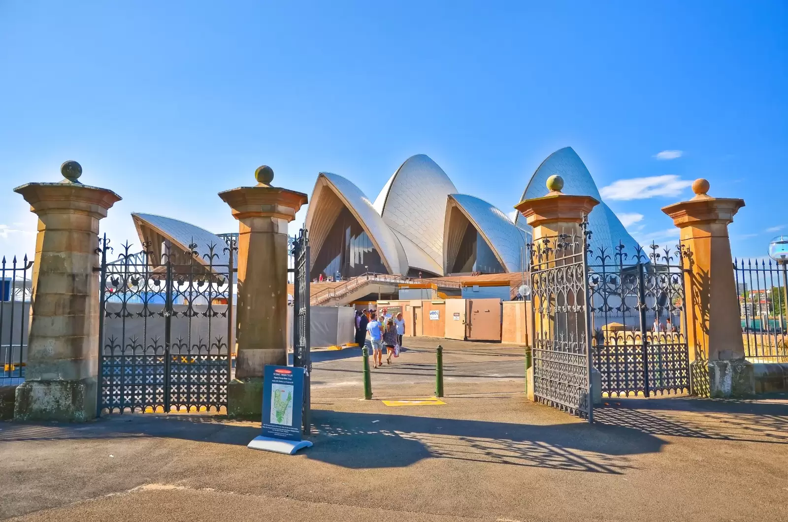 sydney opera house in a sunny day