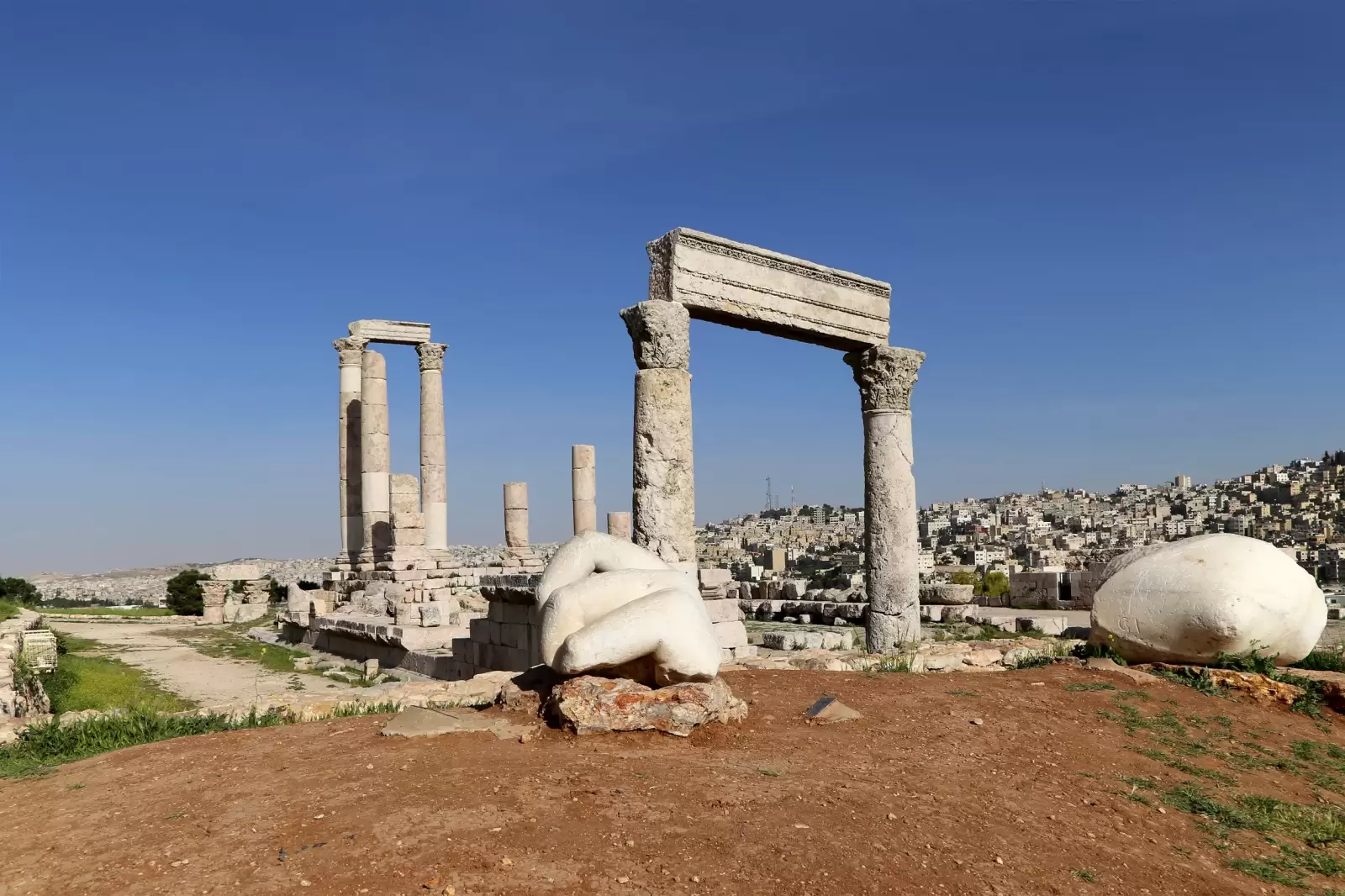 temple of hercules roman corinthian columns at citadel hill amman jordan