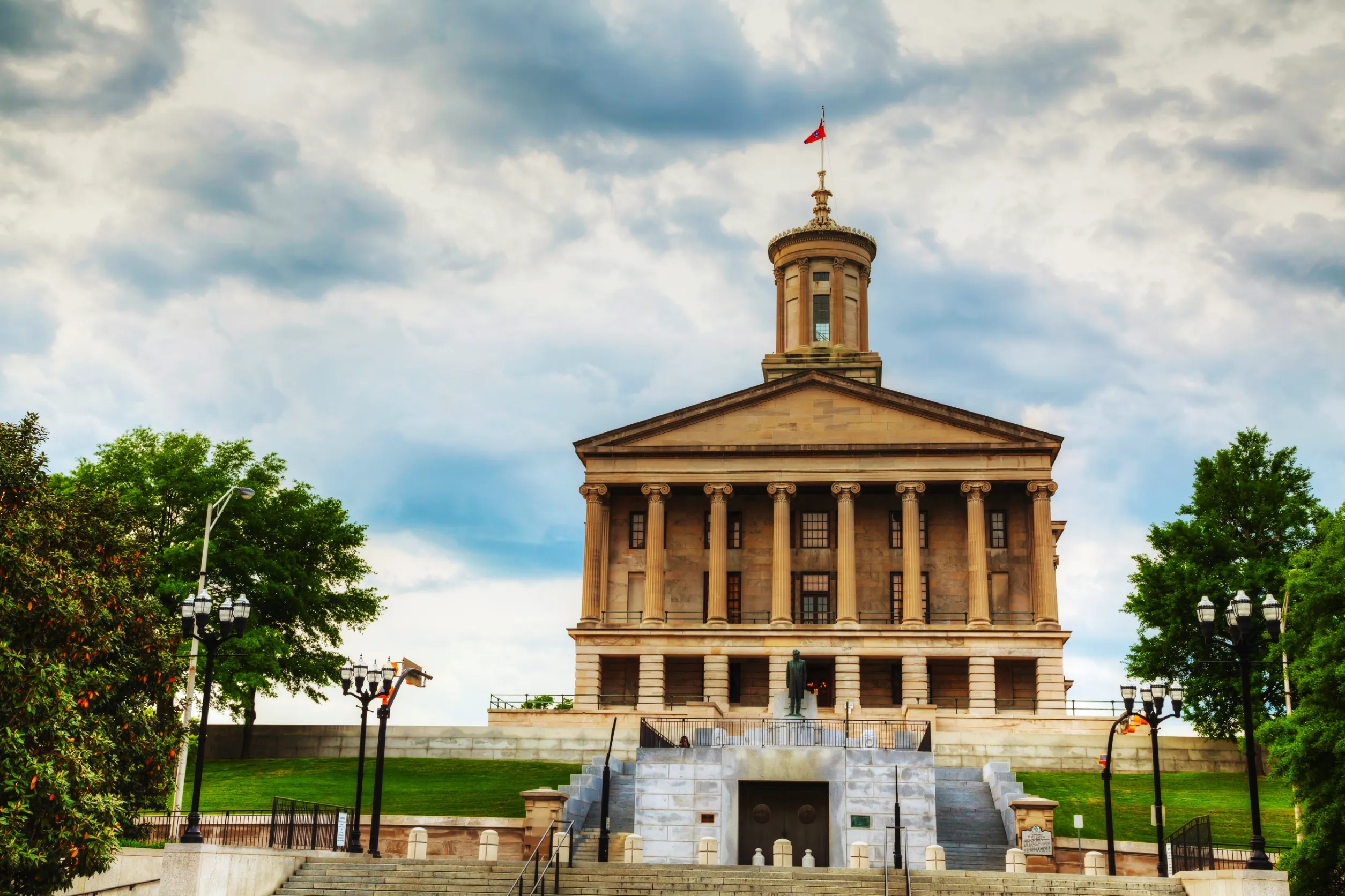 tennessee state capitol building in nashville tn in the evening