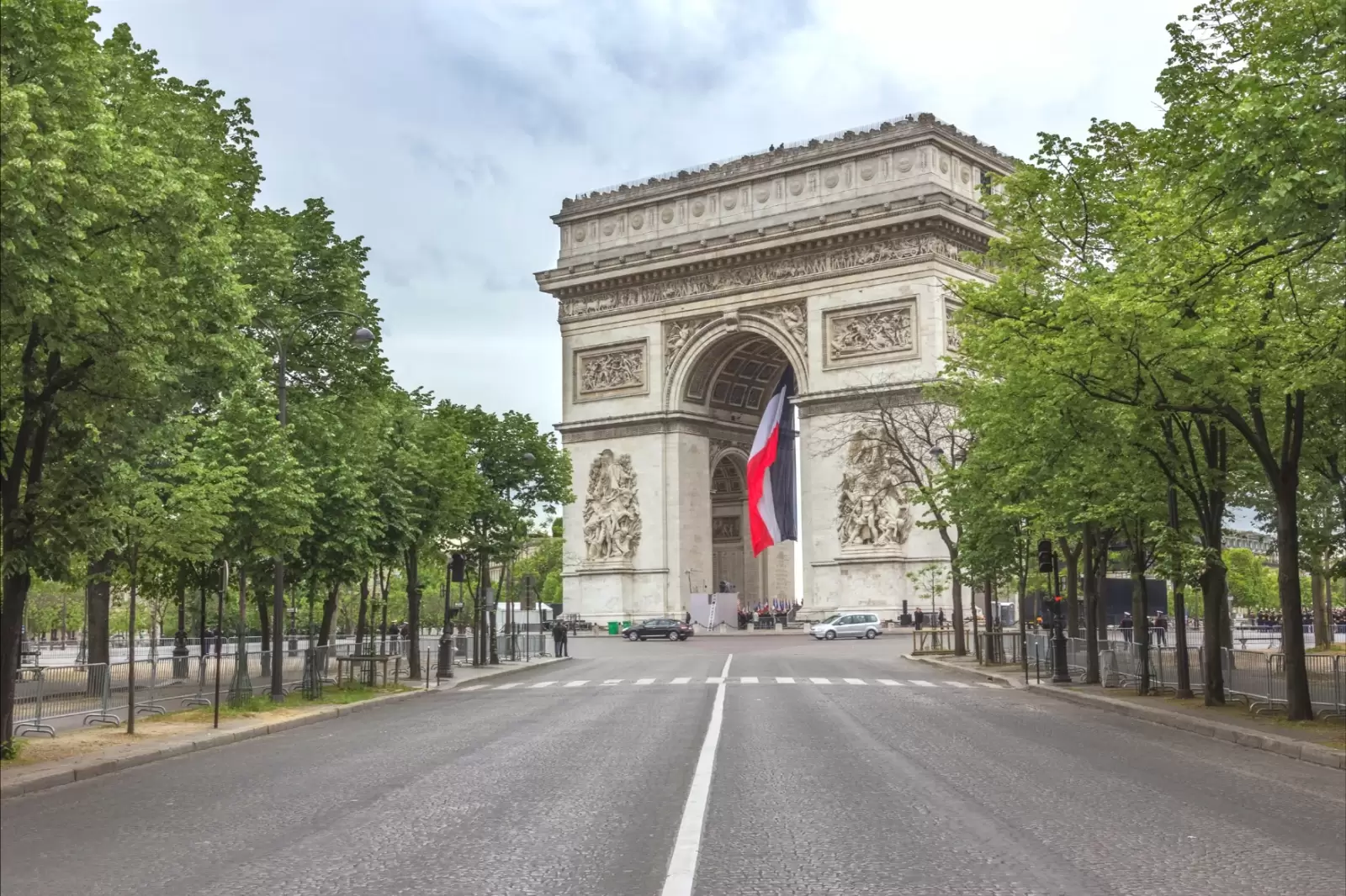 the famous arc de triomphe monument in paris france
