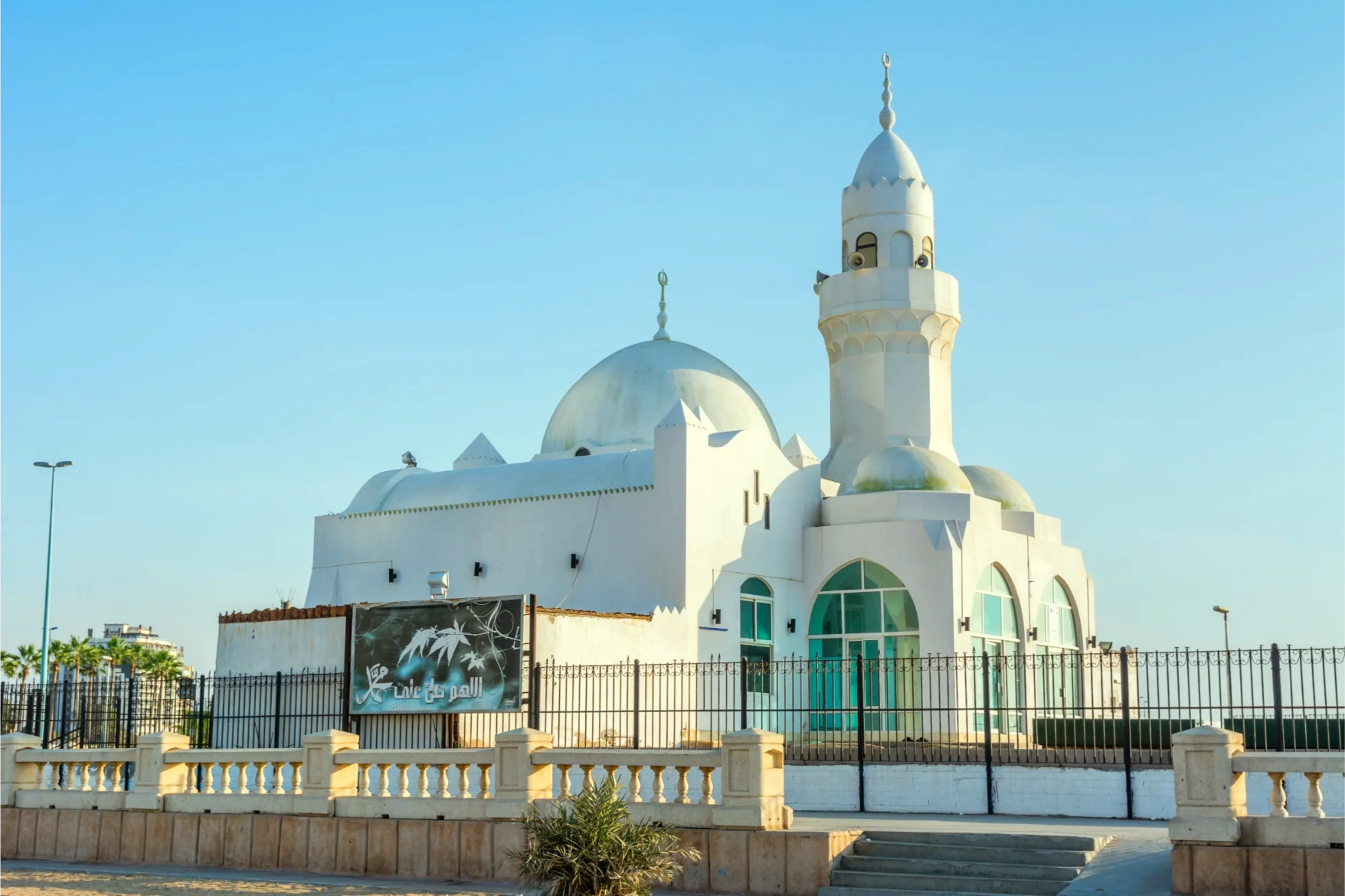 the famous white mosque in jeddah saudi arabia