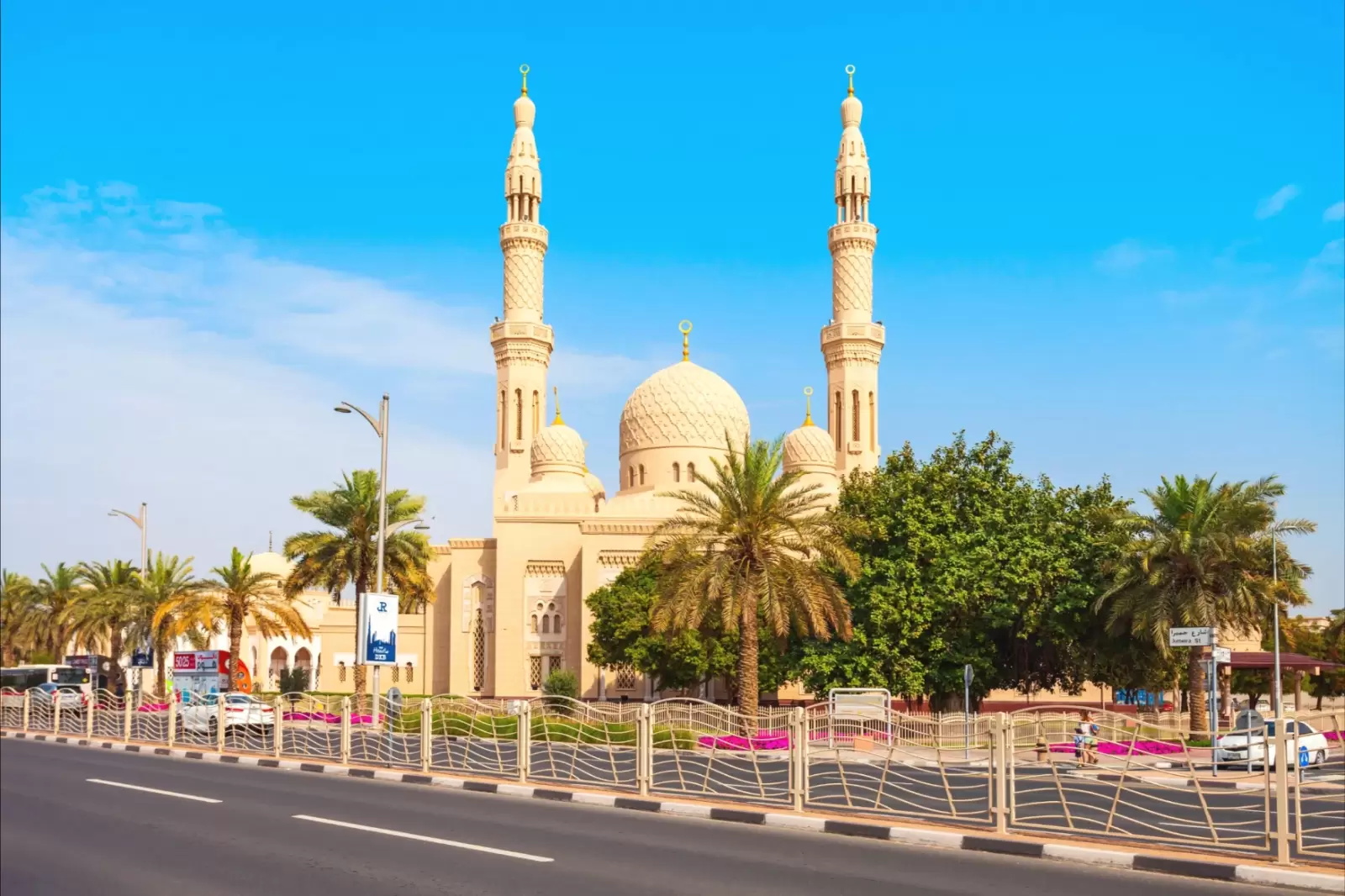 the jumeirah mosque in dubai united arab emirates