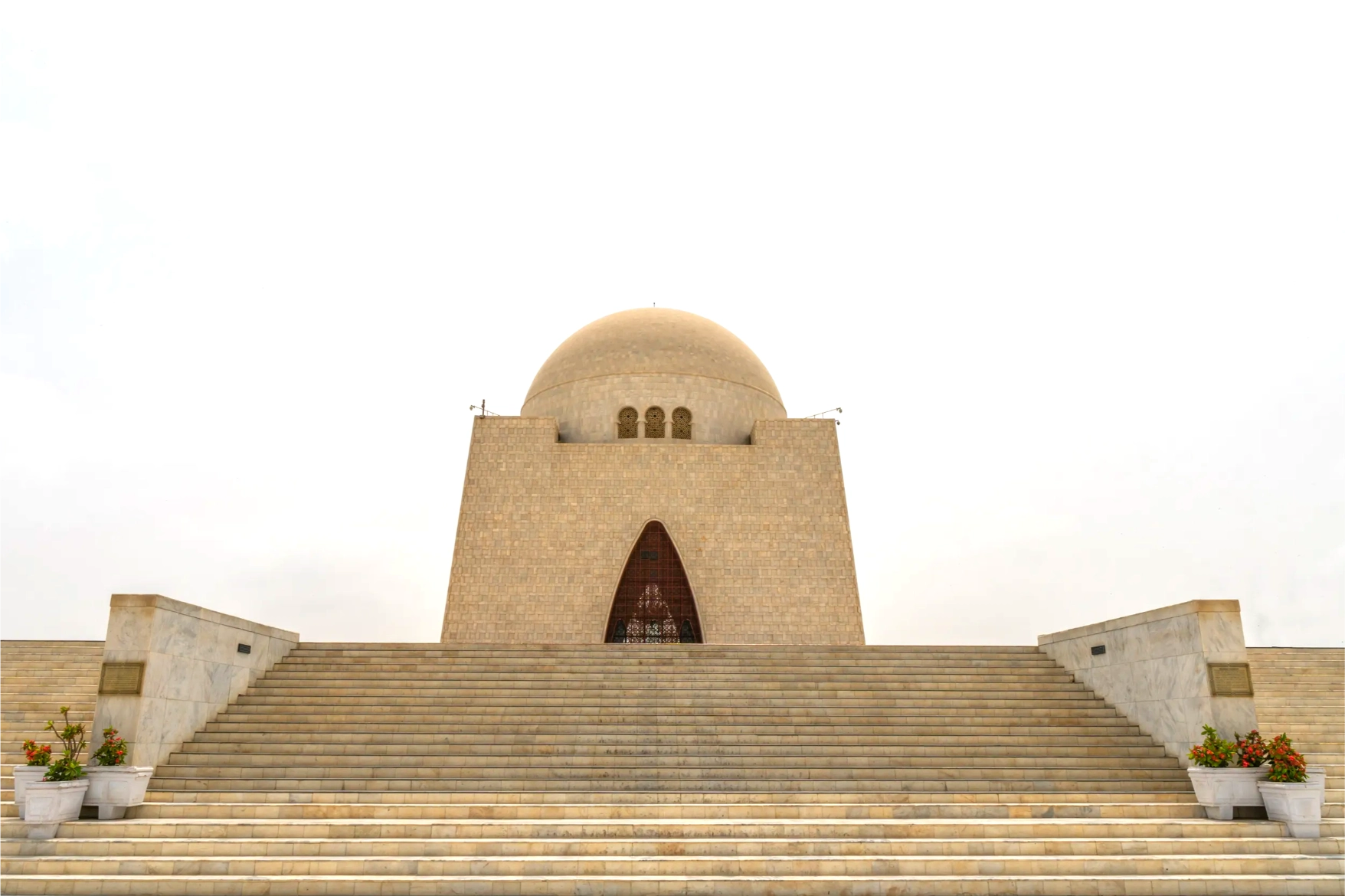 the mazar e quaid jinnah mausoleum in karachi pakistan
