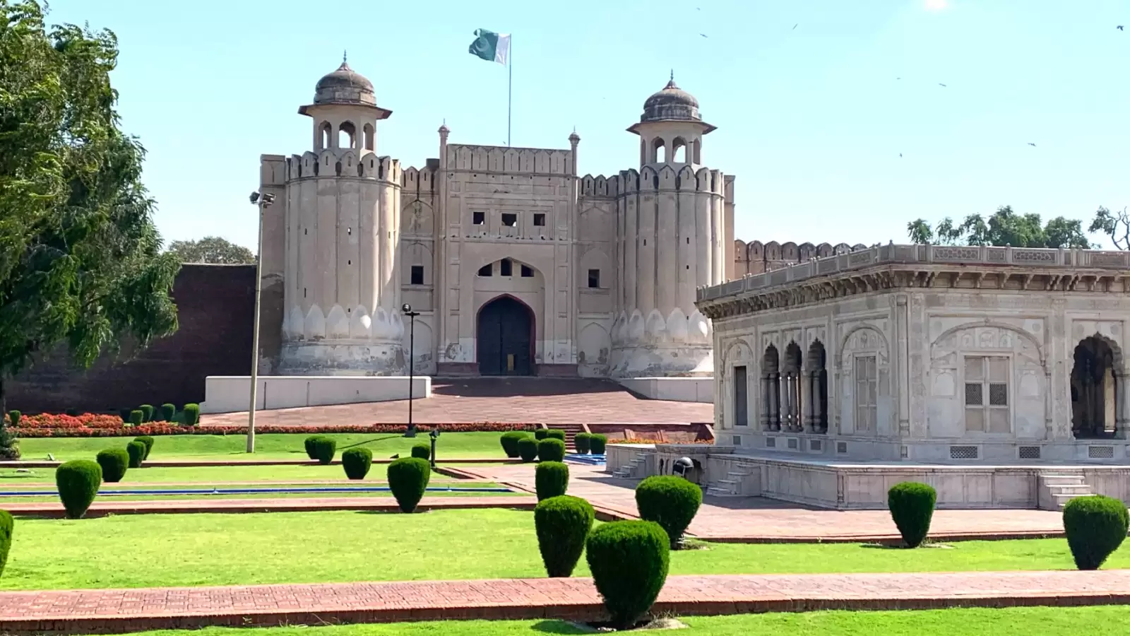 the shahi qila lahore fort in lahore pakistan