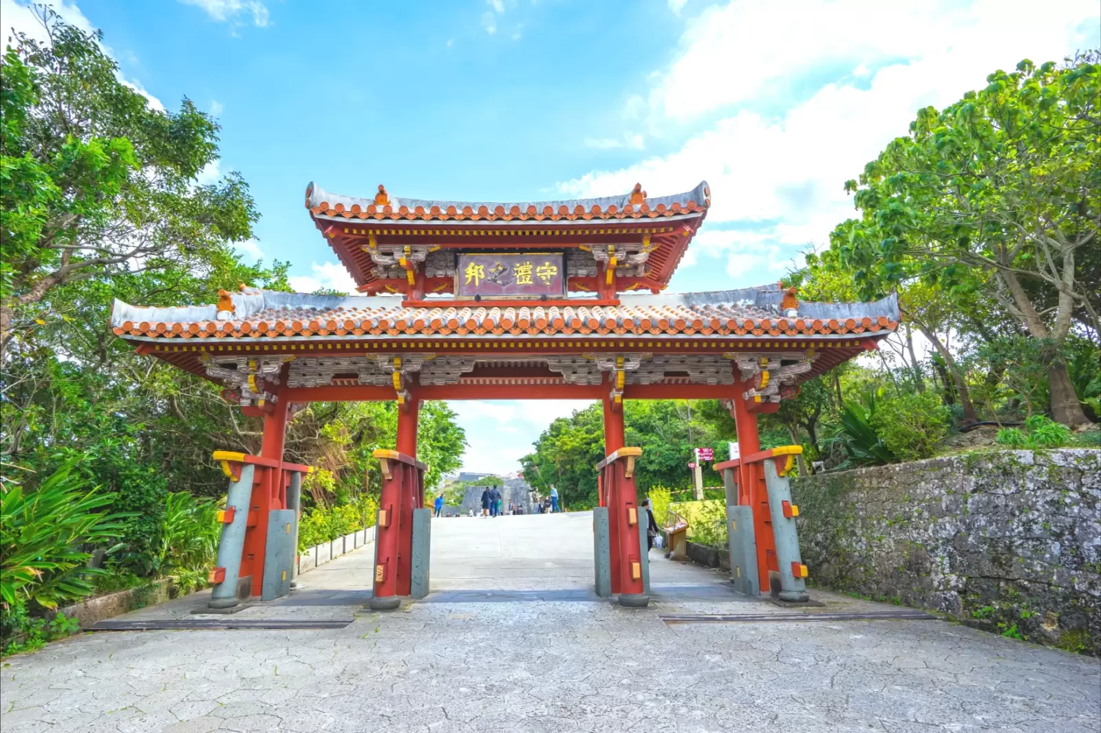 the shureimon gate in naha city japan