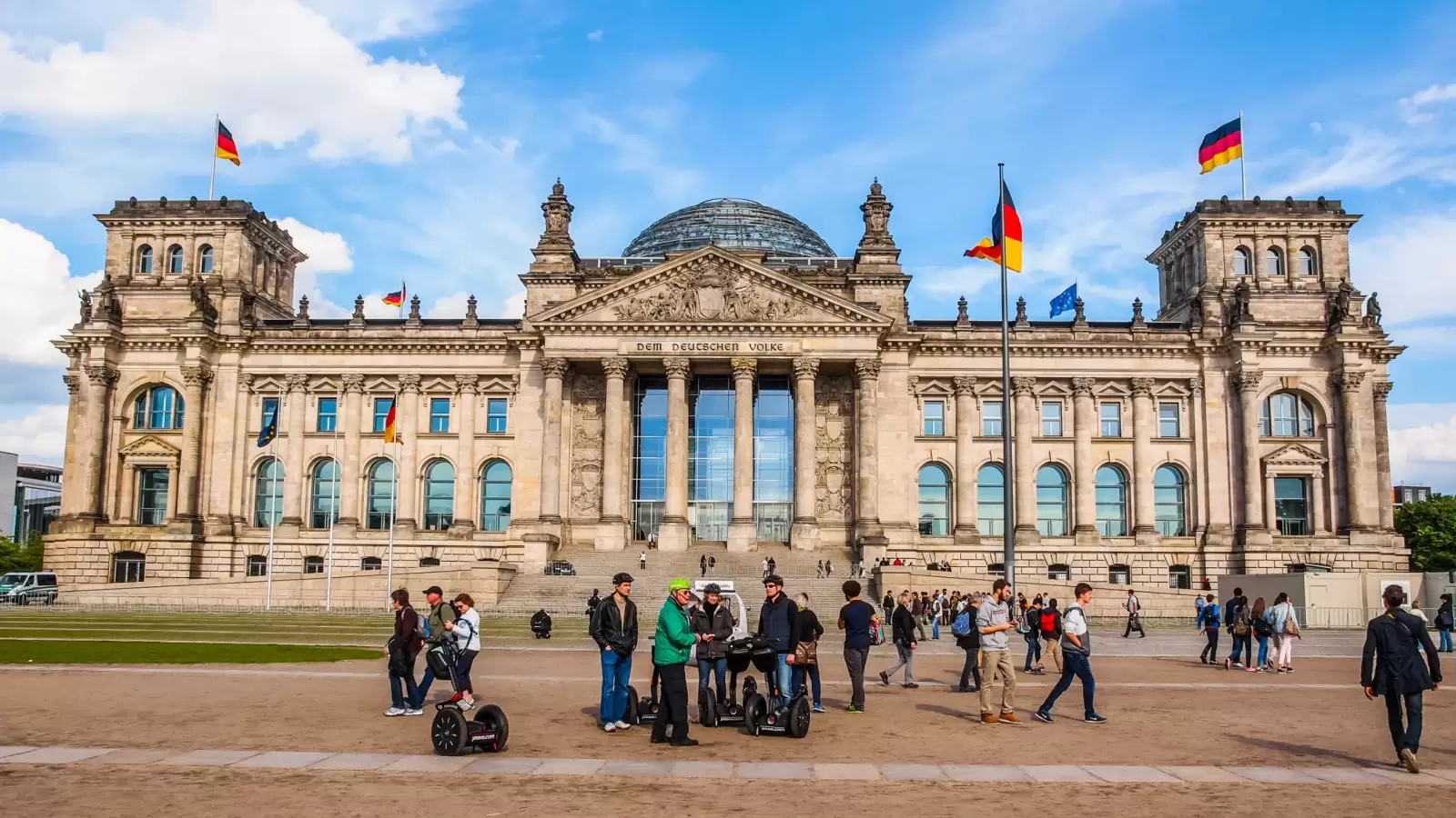tourists visiting the reichstag german parliament