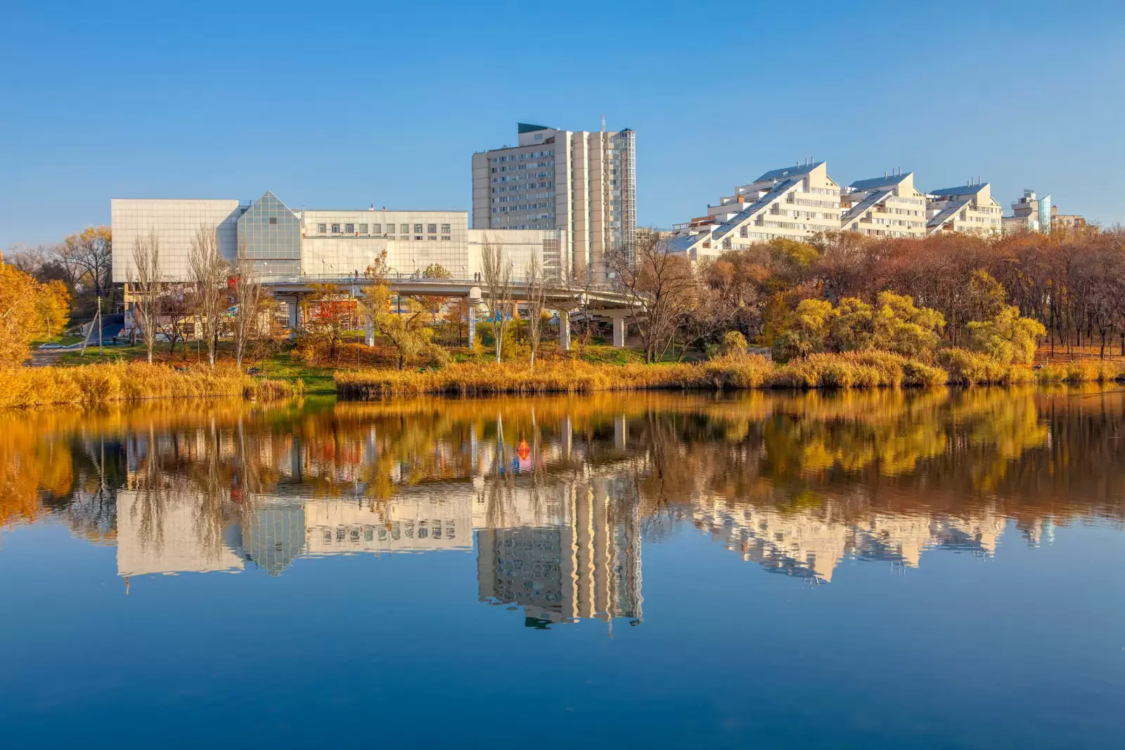 valea trandafirilor lake in chisinau moldova