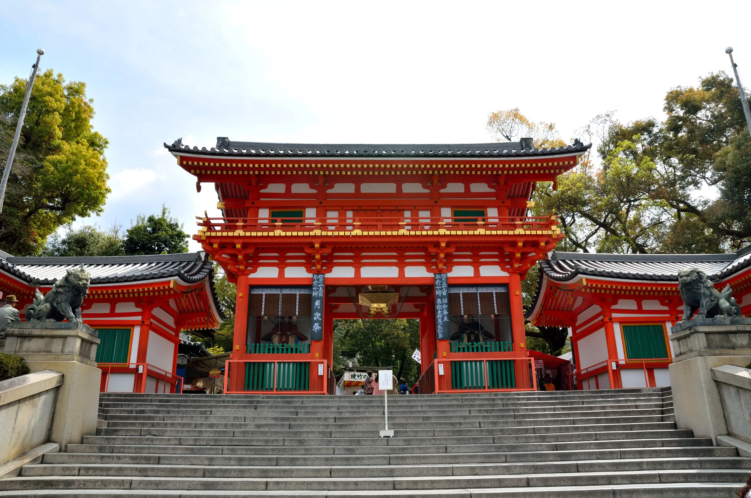 yasaka jinja shinto shrine nishiromon west main gate
